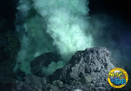 火山爆发最新动态，自然美景探索之旅启程