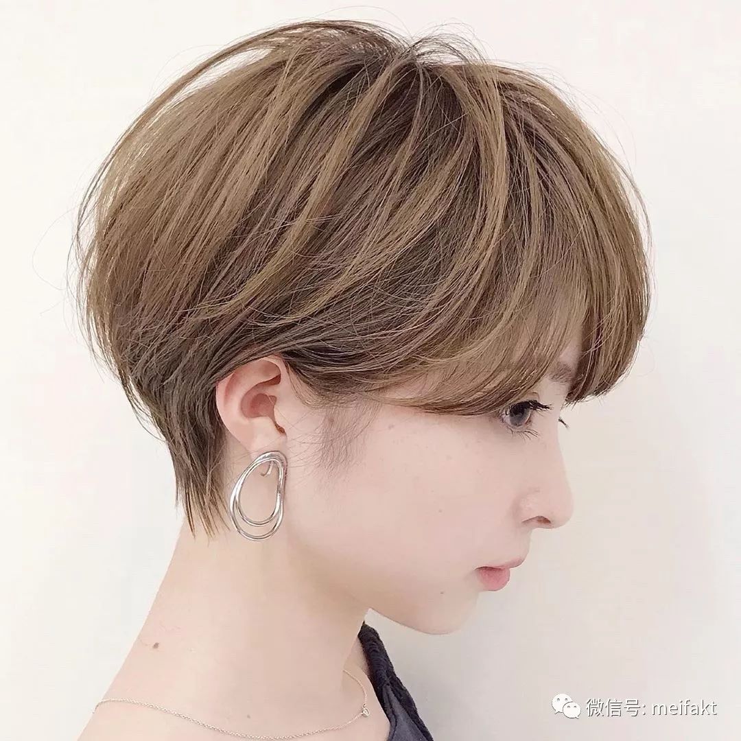 女短发最新流行趋势，时尚魅力轻松打造！